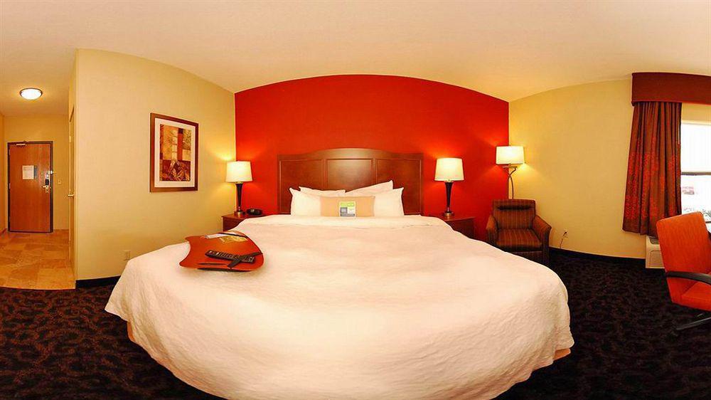 Hampton Inn Занесвилл Экстерьер фото